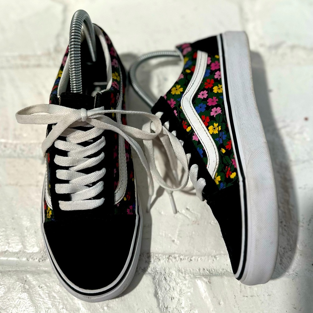 VANS Old Skool Floral Black Skateboarding shoes/sneakers, Women’s size 6